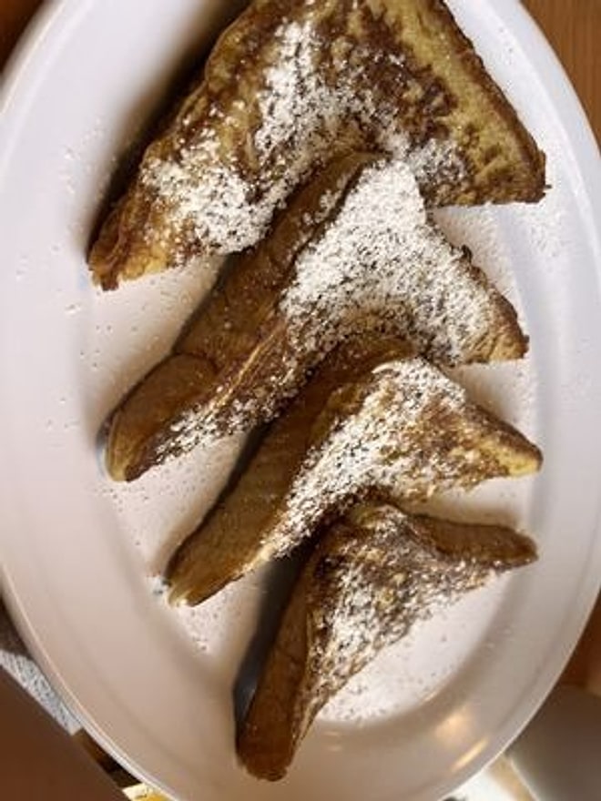 French toast dusted with powdered sugar at Pecan St. Station